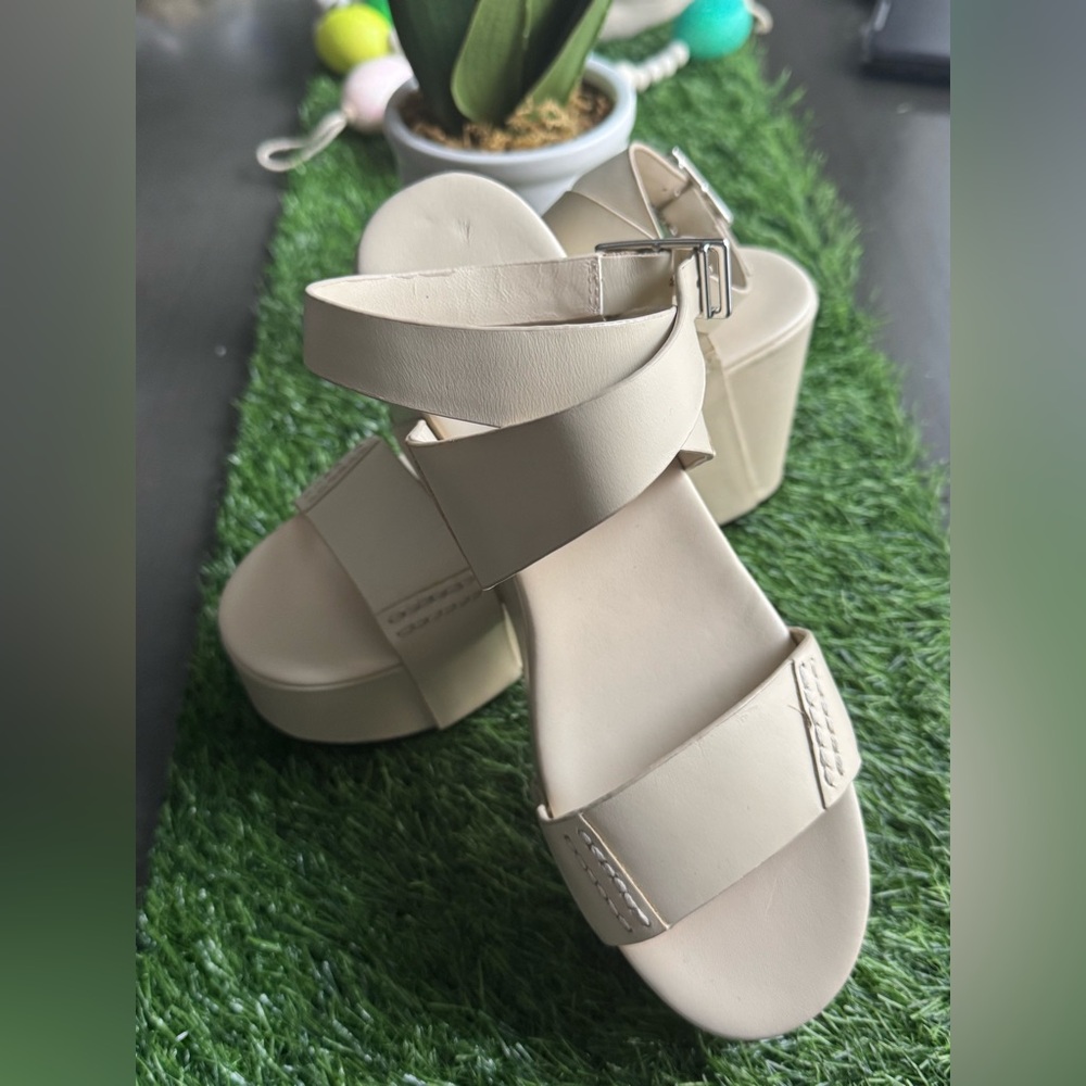 Beautiful sandals ideal for this summer, cream-colored leather